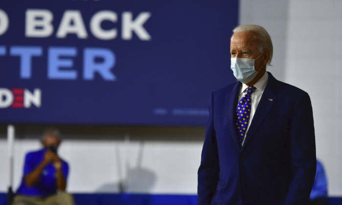 El presunto candidato demócrata a la presidencia, Joe Biden, usa una máscara cuando llega para pronunciar un discurso en el Centro Comunitario William "Hicks" Anderson, el 28 de julio de 2020, en Wilmington, Delaware. (Mark Makela/Getty Images)