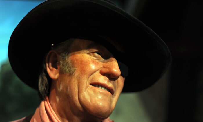 Una figura de cera del actor John Wayne se ve en la exposición "The celebrities Awards Hall" en Madame Tussauds en Hollywood el 25 de febrero de 2010. (Gabriel Bouys/AFP vía Getty Images)