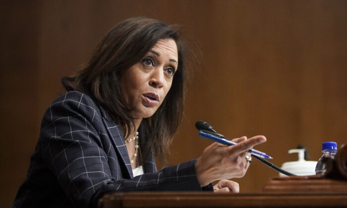 La senadora Kamala Harris (D-Calif.) habla durante una audiencia en Washington el 25 de junio de 2020. (Alexander Drago/Pool/Getty Images)