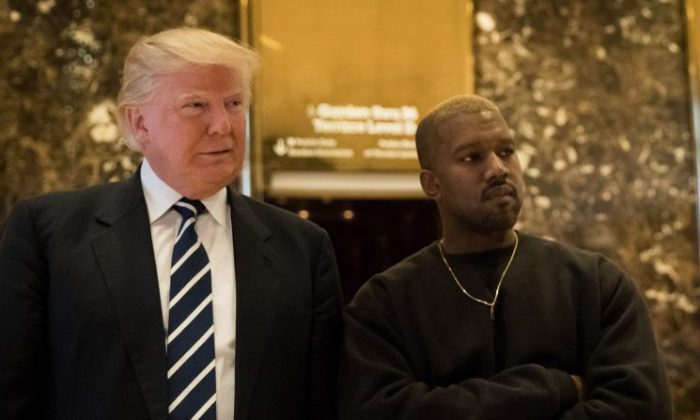 El presidente electo Donald Trump y Kanye West están juntos en el vestíbulo de la Torre Trump en la ciudad de Nueva York el 13 de diciembre de 2016. (Drew Angerer/Getty Images)