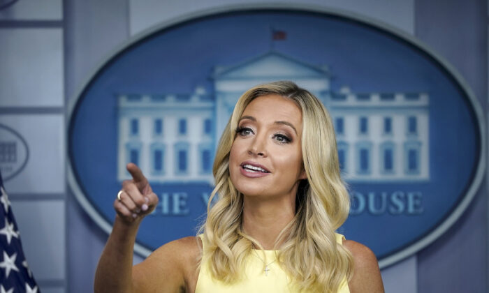 La Secretaria de Prensa de la Casa Blanca, Kayleigh McEnany, habla durante una sesión informativa para la prensa en la Casa Blanca en Washington, el 16 de julio de 2020. (Drew Angerer/Getty Images)
NOTICIAS DE EEUU