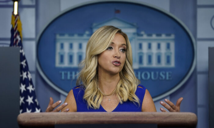 La secretaria de prensa de la Casa Blanca, Kayleigh McEnany, habla durante una conferencia de prensa en la Casa Blanca el 24 de julio de 2020. (Drew Angerer/Getty Images)