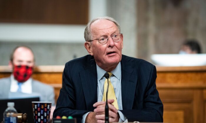 El senador Lamar Alexander, republicano de Tennessee y presidente del Comité de Trabajo y Pensiones de Educación de Salud del Senado, escucha durante una audiencia en Washington, el 30 de junio de 2020. (Al Drago / AFP a través de Getty Images)