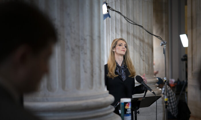 La senadora Kelly Loeffler (R-Ga.) durante una entrevista televisiva en el Capitolio en Washington el 20 de marzo de 2020. (Drew Angerer / Getty Images)