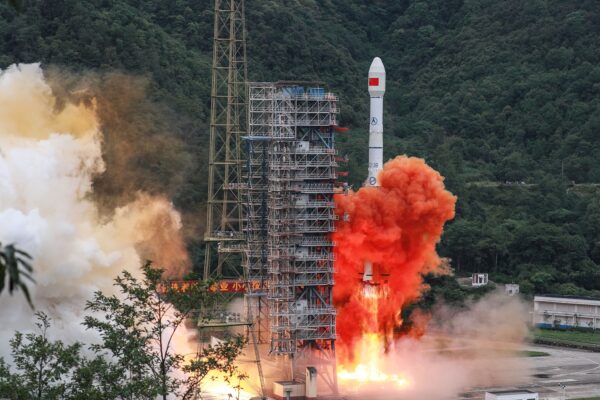 Un cohete Long March 3B que transporta el satélite Beidou-3GEO3 despega del Centro de Lanzamiento de Satélites de Xichang en Xichang, en la provincia sudoccidental de Sichuan, China, el 23 de junio de 2020. (STR/AFP a través de Getty Images)