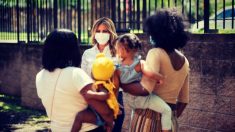 Melania Trump comparte video usando mascarilla mientras visitaba un centro de mujeres