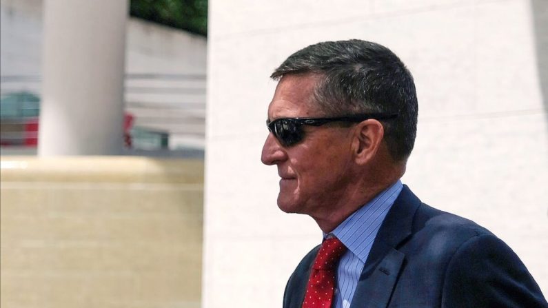 El exasesor de seguridad nacional del presidente Donald Trump, Michael Flynn, abandona el juzgado de E. Barrett Prettyman en Washington el 24 de junio de 2019. (Alex Wroblewski/Getty Images)