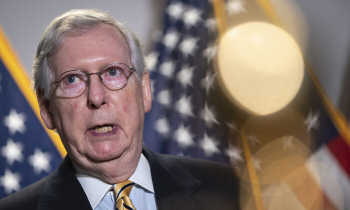 El líder de la mayoría del Senado, Mitch McConnell (R-Ky.), habla con la prensa en el Edificio de Oficinas del Senado Hart en Washington el 16 de junio de 2020. (Drew Angerer/Getty Images)