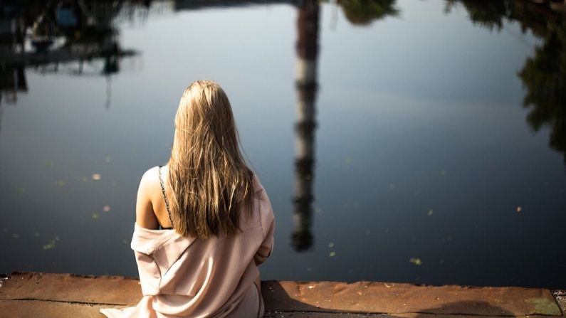 Mujer reflexiona frente a un lago. Créditos: (Pixabay/Free-Photos)
