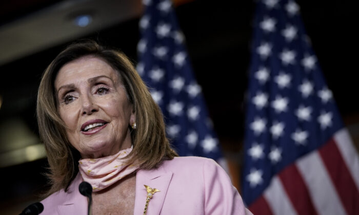 La presidenta de la Cámara de Representantes de Estados Unidos, Nancy Pelosi (D-Calif.), habla durante su conferencia de prensa semanal en el Capitolio de Washington el 9 de julio de 2020. (Drew Angerer/Getty Images)