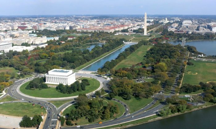 El Lincoln Memorial (izq.), el Monumento a Washington (centro) y el Capitolio de Estados Unidos (der.) se ven en el National Mall, en Washington, el 17 de octubre de 2012. (AFP/Saul Loeb/Getty Images)