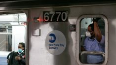 Apuñalan a 2 personas en el metro de Nueva York y arrestan a un sospechoso