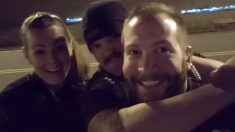 Oficiales de policía acusados por tomar selfies sonriendo en el monumento de Elijah McClain