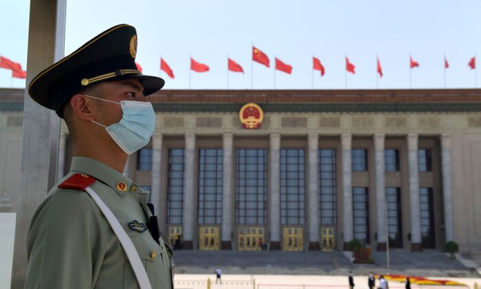 Un policía paramilitar hace guardia frente al Gran Salón del Pueblo antes de la sesión de clausura del Congreso Nacional del Pueblo en Beijing el 28 de mayo de 2020. (Nicolas Asfouri/AFP a través de Getty Images)
