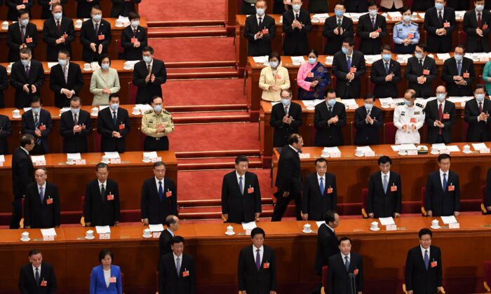 El líder del PCCh, Xi Jinping, durante la segunda sesión plenaria del Congreso Nacional del Pueblo en el Gran Salón del Pueblo de Beijing el 25 de mayo de 2020. (Noel Celis/AFP vía Getty Images)