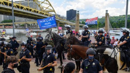 Policía de Pensilvania, que pateó a una manifestante sentada, no enfrentará cargos criminales