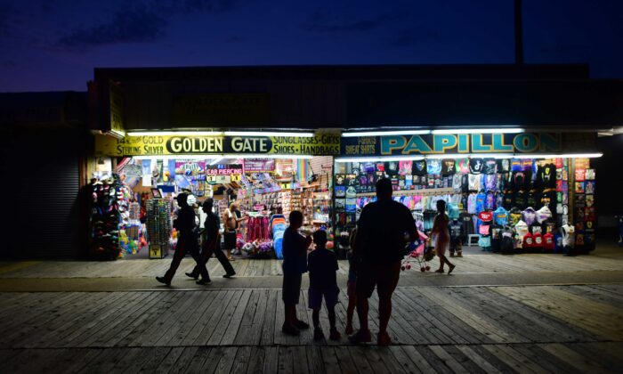 La gente compra y camina por el paseo marítimo de Wildwood, NJ, el 3 de julio de 2020. (Mark Makela / Getty Images)