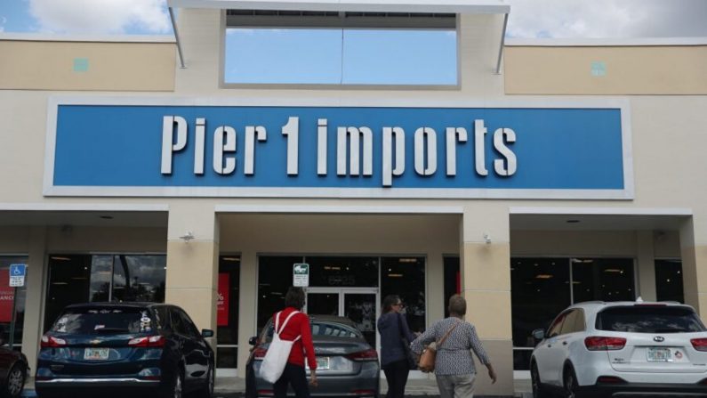 El exterior de una tienda Pier 1 Imports se ve cuando la compañía anunció planes para cerrar hasta 450 ubicaciones el 7 de enero de 2020 en Miami, Florida (Joe Raedle / Getty Images)