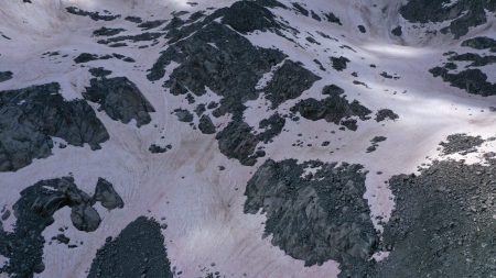 Un glaciar italiano se está volviendo de color rosado