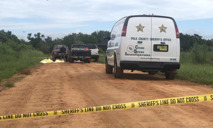 La policía investiga un triple homicidio cerca de Lake Streety, Florida, el 18 de julio de 2020. (Cortesía de la Oficina del Sheriff del Condado de Polk)