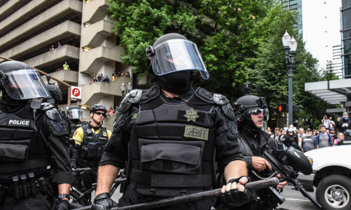 La policía de Portland responde a los manifestantes durante un mitin, en Oregon, el 17 de agosto de 2019. (Stephanie Keith/Getty Images)