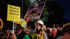 Manifestantes y agentes federales se enfrentan durante otra noche de disturbios en Portland