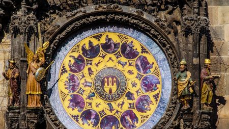 ‘Reloj Astronómico’ de Praga de 600 años de antigüedad, está lleno de símbolos y un mensaje oculto