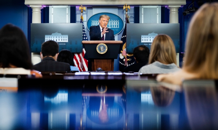 El presidente Donald Trump habla durante la renovada conferencia de prensa del Grupo de Trabajo sobre el Coronavirus en la sala de reuniones Brady de la Casa Blanca el 21 de julio de 2020, en Washington. (Jim Watson/AFP vía Getty Images)