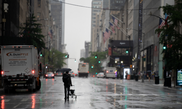 Una persona camina por la quinta avenida mientras la tormenta tropical Fay llega el 10 de julio de 2020 a la ciudad de Nueva York. (David Dee Delgado/Getty Images)