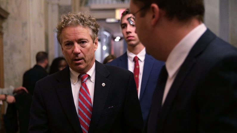 El senador Rand Paul (R-Ky.) regresó al Capitolio en Washington el 13 de noviembre de 2017. (Alex Wong/Getty Images)