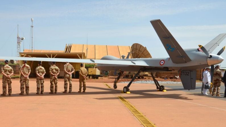 Miembros del ejército francés de la operación antiterrorista Barkhane en la región africana del Sahel junto a un avión teledirigido segador en la base de Barkhane, cerca de Niamey, en Nigeria, el 31 de julio de 2017, durante la visita del ministro del ejército francés. (BOUREIMA HAMA/AFP a través de Getty Images)