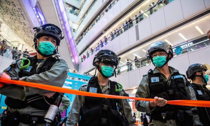 La policía antidisturbios hace guardia durante una operación de despeje de una manifestación en un centro comercial de Hong Kong el 6 de julio de 2020. (Isaac Lawrence/AFP vía Getty Images)