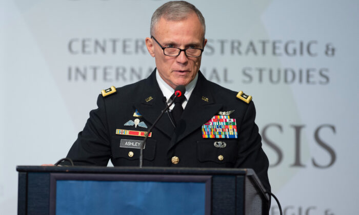 El Teniente General Robert Ashley, Jr., director de la Agencia de Inteligencia de Defensa, habla sobre temas de seguridad nacional en el Centro de Estudios Estratégicos e Internacionales en Washington el 17 de septiembre de 2018. (Saul Loeb/AFP vía Getty Images)