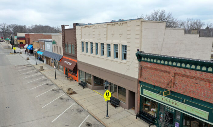 Una calle principal normalmente concurrida está desierta ya que los pequeños negocios que se encuentran en el distrito comercial permanecen cerrados después de que el gobernador instituyera un orden de refugio en el lugar en un intento de reducir la propagación de COVID-19 en Rockton, Illinois, el 24 de marzo de 2020. (Scott Olson/Getty Images)