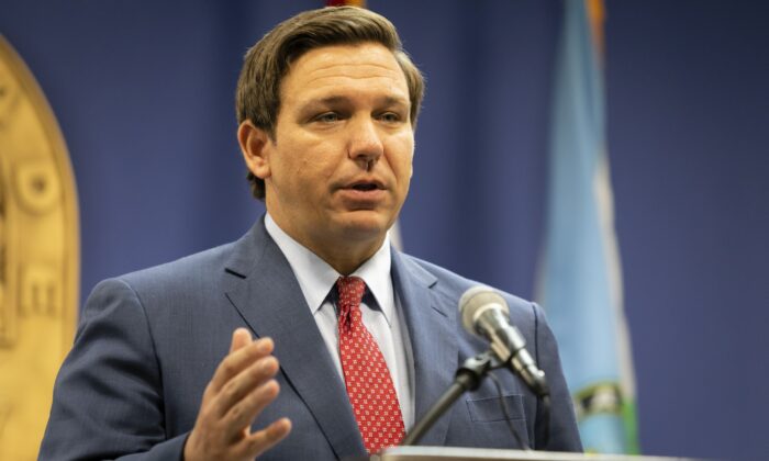 El gobernador de Florida, Ron DeSantis, habla durante una conferencia de prensa en Miami, Florida, el 8 de junio de 2020. (Eva Marie Uzcategui/Getty Images)