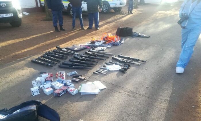 Armas incautadas por la policía sudafricana en relación con una situación de rehenes y un tiroteo en la Iglesia Internacional de la Santidad Pentecostal (Servicio de Policía de Sudáfrica)