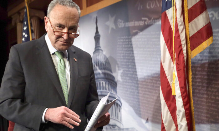 El líder de la minoría del Senado, el senador Chuck Schumer (D-N.Y.), se va después de una conferencia de prensa en el Capitolio de Estados Unidos, en Washington, el 17 de marzo de 2020. (Alex Wong/Getty Images)