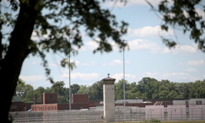 Una torre de vigilancia se encuentra a lo largo de una valla de seguridad en el Complejo Correccional Federal en Terre Haute, Ind., El 13 de julio de 2020. (Scott Olson/Getty Images)
