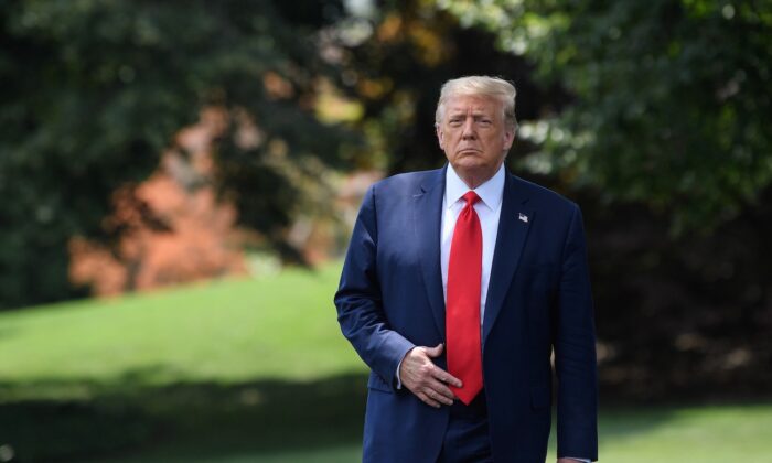 El presidente Donald Trump sale de la Casa Blanca en Washington, el 15 de julio de 2020. (Nicholas Kamm/AFP a través de Getty Images)