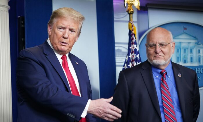 El presidente Donald Trump, izquierda, y el director del CDC, Robert Redfield participan en la sesión informativa diaria sobre el virus CCP en la sala de reuniones Brady de la Casa Blanca en Washington, el 22 de abril de 2020. (Mandel Ngan/AFP vía Getty Images)