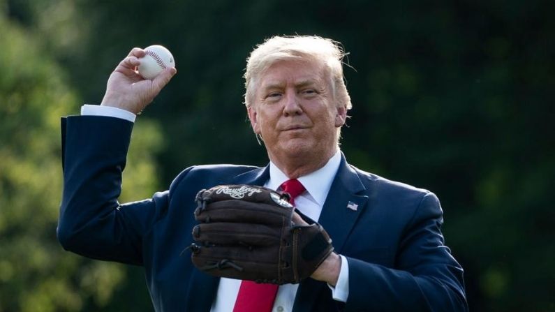 El presidente de EE.UU. Donald Trump lanza una pelota de béisbol en el jardín sur de la Casa Blanca el 23 de julio de 2020 en Washington, DC. El presidente Trump y el exlanzador del Salón de la Fama de los Yankees de Nueva York, Mariano Rivera, se reunieron con jóvenes jugadores de béisbol para celebrar el Día de Apertura de las Grandes Ligas de Béisbol. (Drew Angerer/Getty Images)