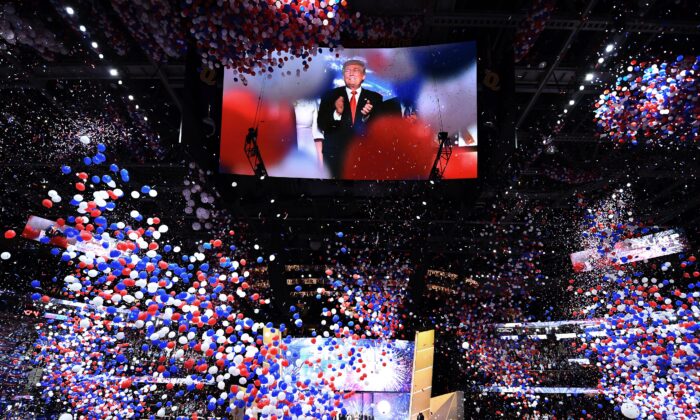 El candidato presidencial republicano Donald Trump aparece en pantalla en la clausura de la Convención Nacional Republicana en el Quicken Loans Arena en Cleveland, Ohio, el 21 de julio de 2016. (Jim Watson/AFP/Getty Images)