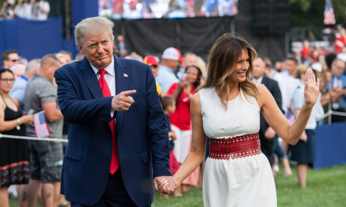 El presidente de Estados Unidos, Donald Trump, y la primera dama Melania Trump, son los anfitriones del evento "Saludo a Estados Unidos" de 2020, en honor al Día de la Independencia, en el jardín sur de la Casa Blanca en Washington, el 4 de julio de 2020. (SAUL LOEB/AFP vía Getty Images)