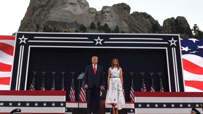El presidente de EE.UU. Donald Trump y la primera dama Melania Trump asisten a los actos del Día de la Independencia en el Monte Rushmore en Keystone, Dakota del Sur, el 3 de julio de 2020. (SAUL LOEB/AFP vía Getty Images)