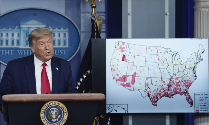 El presidente Donald Trump habla durante una conferencia de prensa sobre la respuesta de la administración a la actual pandemia del PCCh el 23 de julio de 2020 en la Casa Blanca. (Drew Angerer/Getty Images)