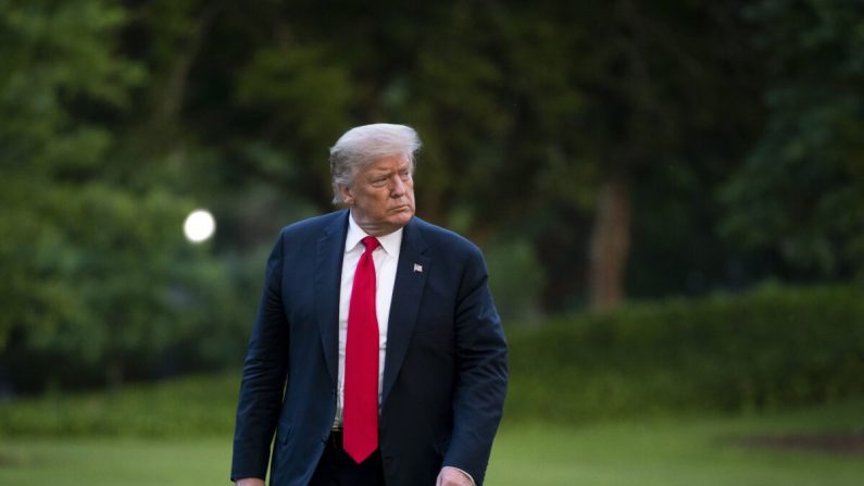 El presidente Donald Trump camina hacia la residencia de la Casa Blanca después de salir del Marine One en el South Lawn de Washington el 25 de junio de 2020. (Drew Angerer/Getty Images)