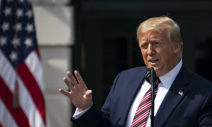 El presidente Donald Trump habla durante un evento en el South Lawn de la Casa Blanca en Washington el 16 de julio de 2020. (Drew Angerer/Getty Images)
