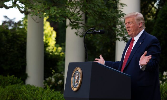 El presidente Donald Trump hace un gesto mientras da una conferencia de prensa en el Jardín de Rosas de la Casa Blanca en Washington el 14 de julio de 2020. (Jim Watson/AFP vía Getty Images)