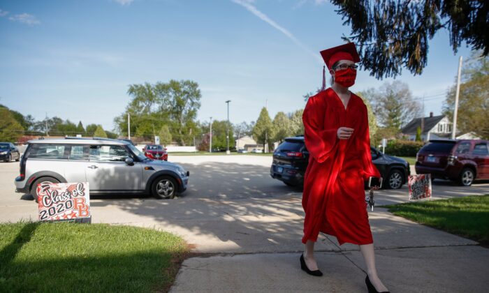 Una estudiante de posgrado llega a recoger su diploma en la Escuela Secundaria Comunitaria Bradley-Bourbonnais el 6 de mayo de 2020 en Bradley, Ill. (Kamil Krzaczynski/AFP vía Getty Images))