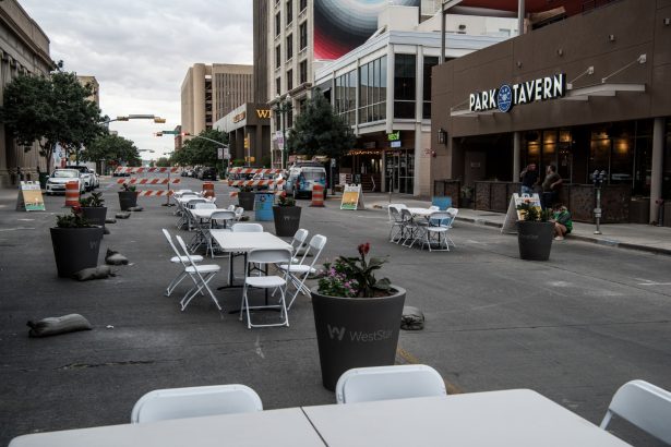 Un área de asientos al aire libre vacía en El Paso, Texas, el 1 de julio de 2020. (Cengiz Yar/Getty Images)